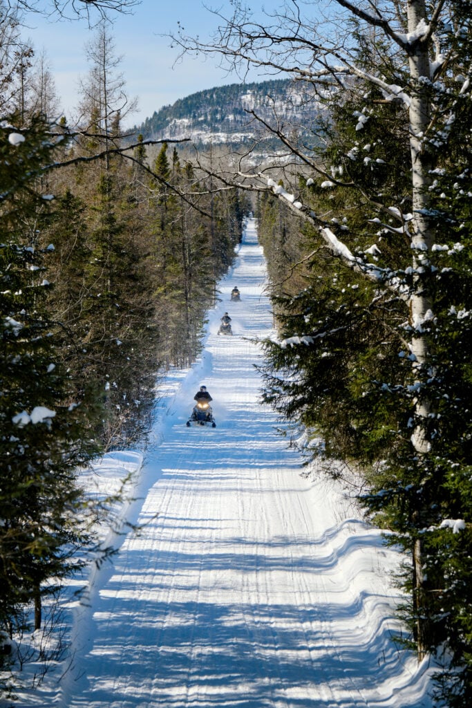 Magnifique sentier de motoneige à Rouyn-Noranda avec vue sur le Mont-Chaudron